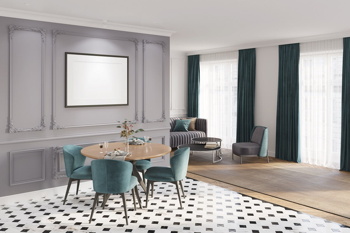 Jadalnia i salon w stylu modern classic ze sztukaterią na ścianie i turkusowymi krzesłami