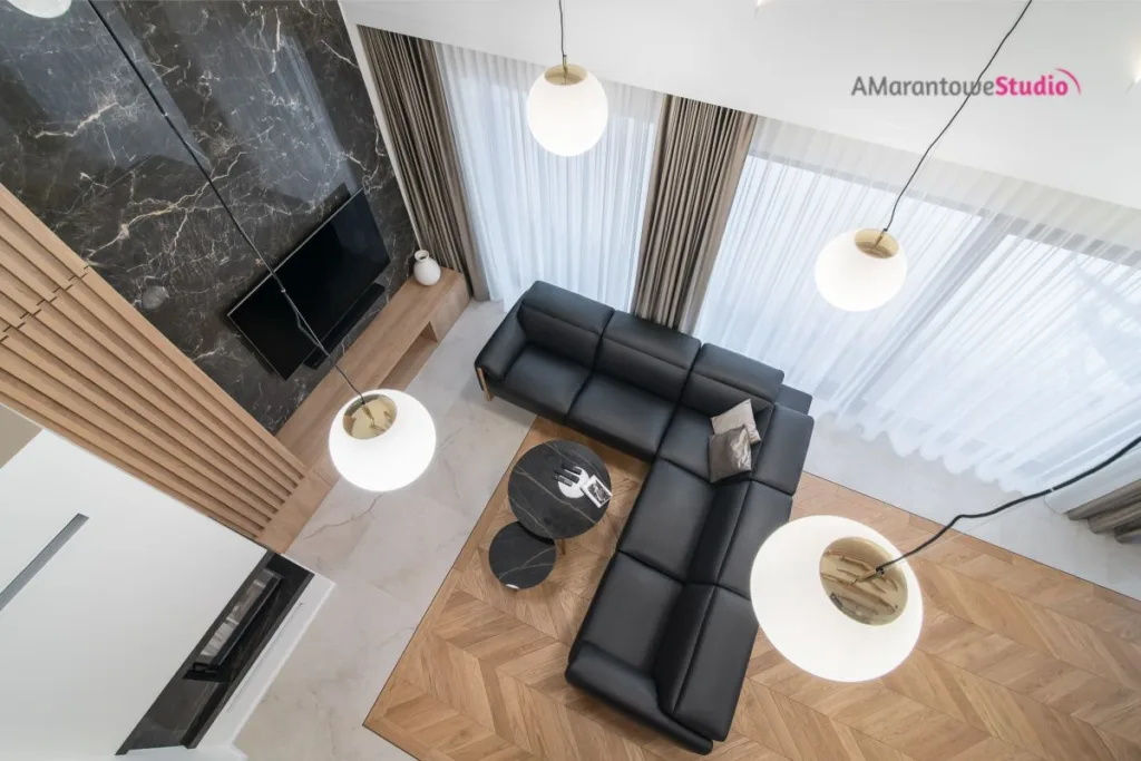 Widok z góry na salon z parkietem w jodełkę