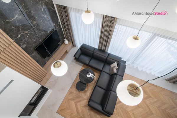 Widok z góry na salon z parkietem w jodełkę